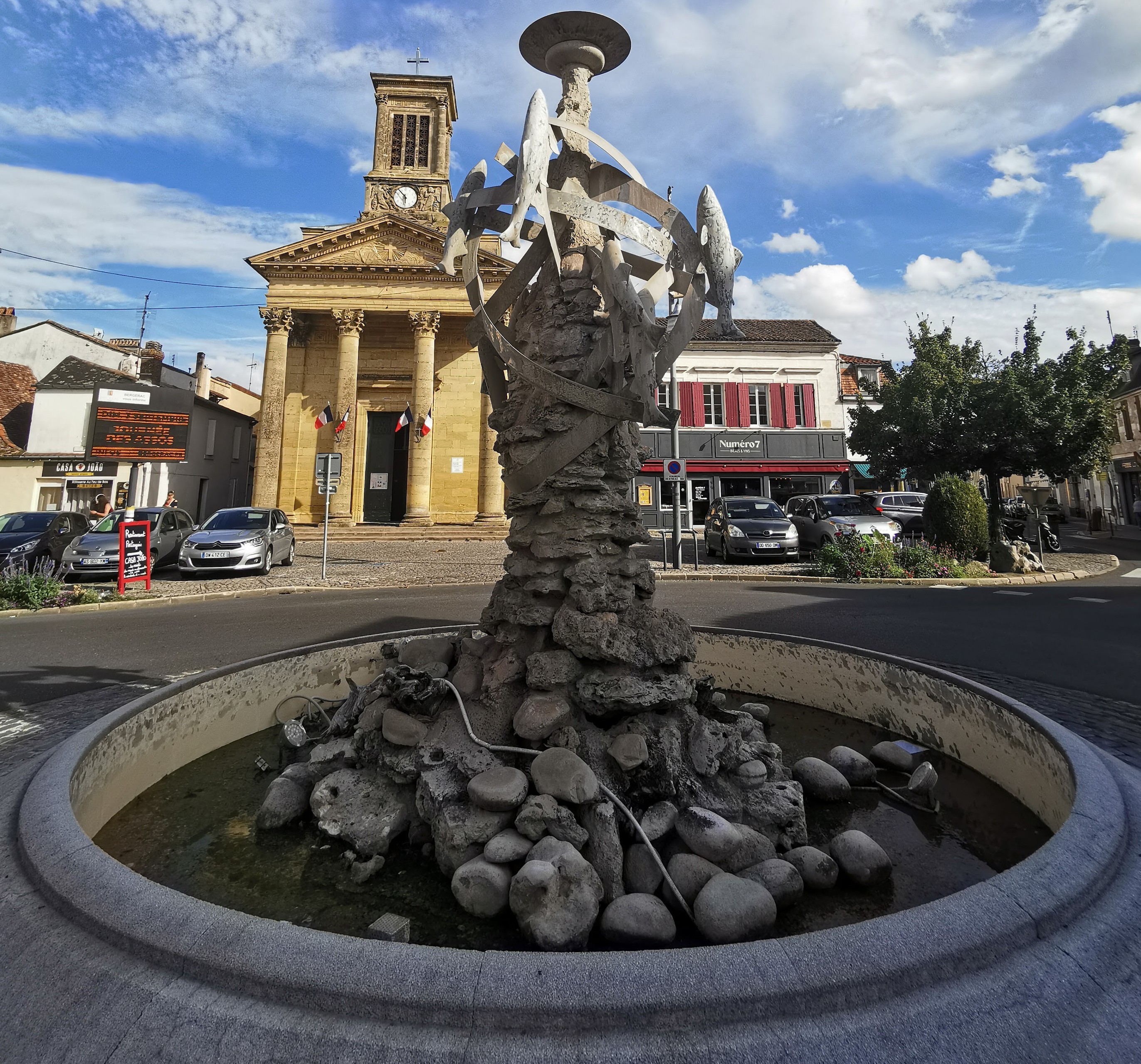 la fontaine de la Madeleine retrouve son eau